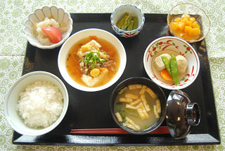 豆腐の野菜あんかけがメインの献立写真