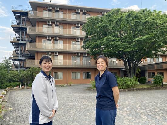 施設前に並んだ2人